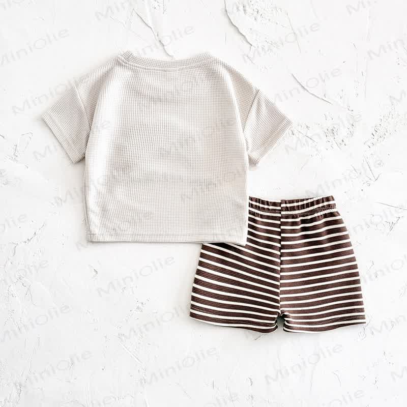 Completo da 2 pezzi per neonati composto da maglietta con stampa waffle e croissant e pantaloncini a righe. - image 2