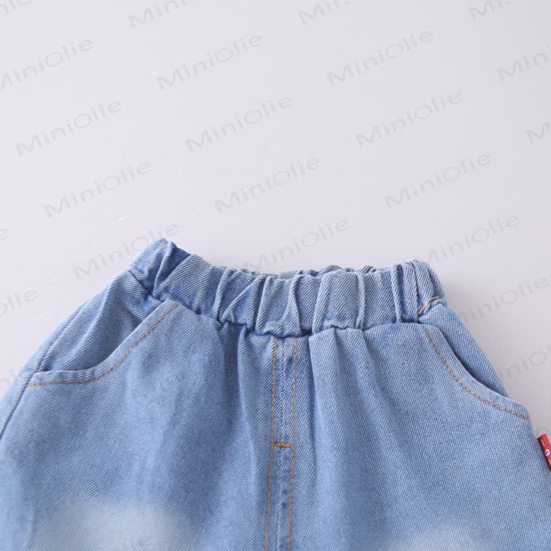 Completo da bambino composto da maglietta con stampa di cartoni animati e pantaloncini di jeans. - image 7