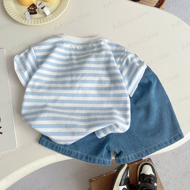 Completo da bambino composto da maglietta a righe e pantaloncini di jeans. - image 3