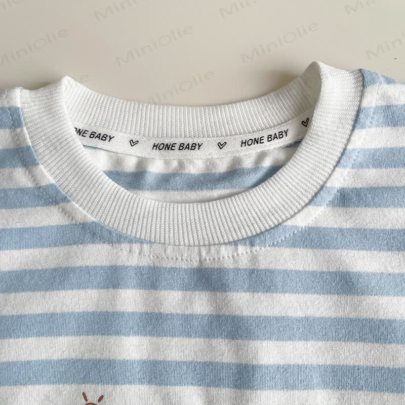 Completo da bambino composto da maglietta a righe e pantaloncini di jeans. - image 4