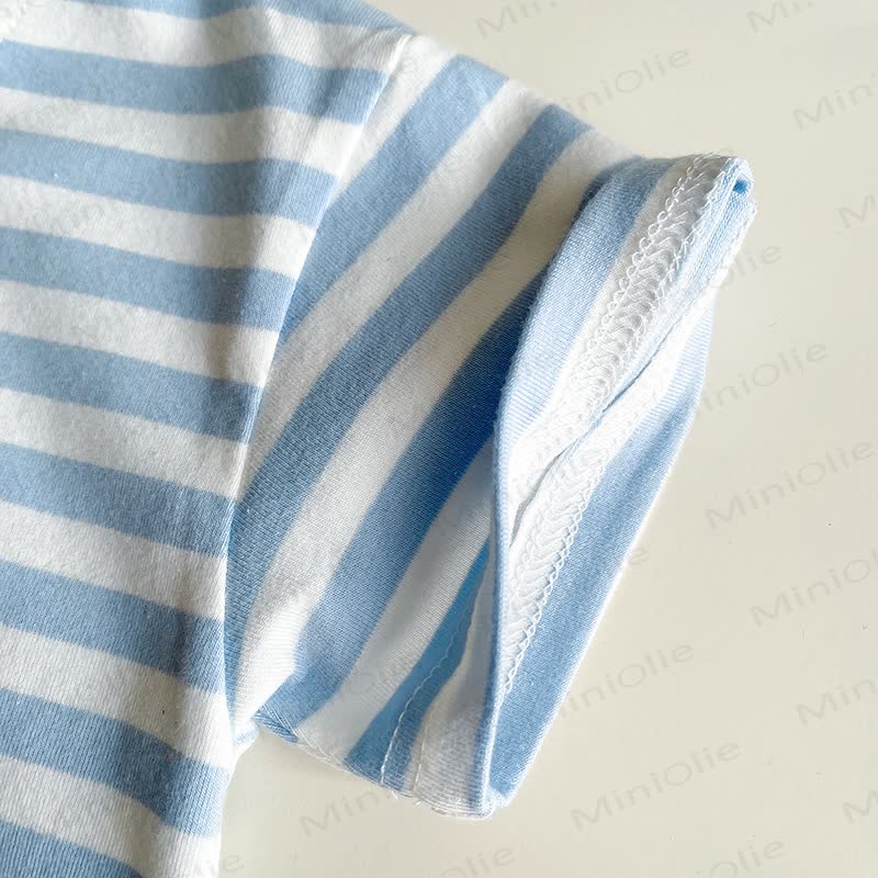 Completo da bambino composto da maglietta a righe e pantaloncini di jeans. - image 5