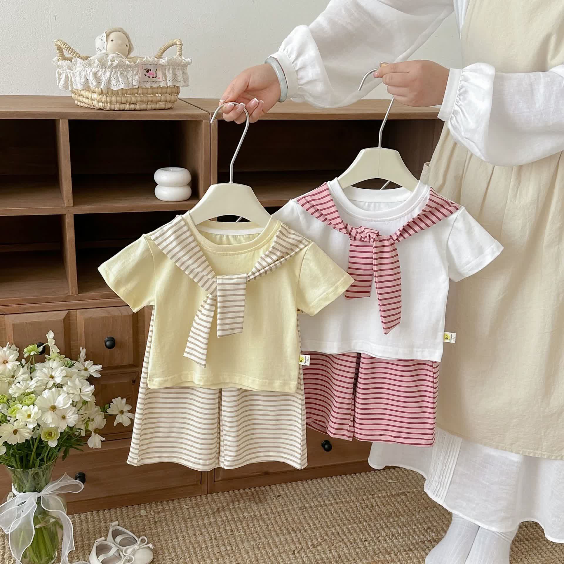 Completo a maniche corte a righe per neonati e bambini piccoli - image 4