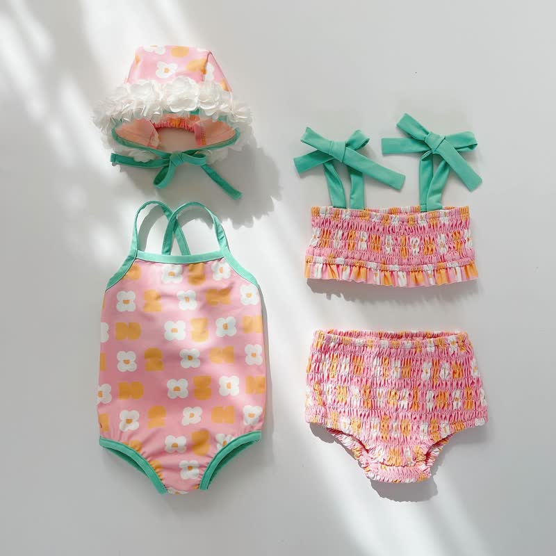 Costume da bagno intero per bambina con stampa floreale o due pezzi con arricciatura, completo di cuffia da nuoto. - image 1