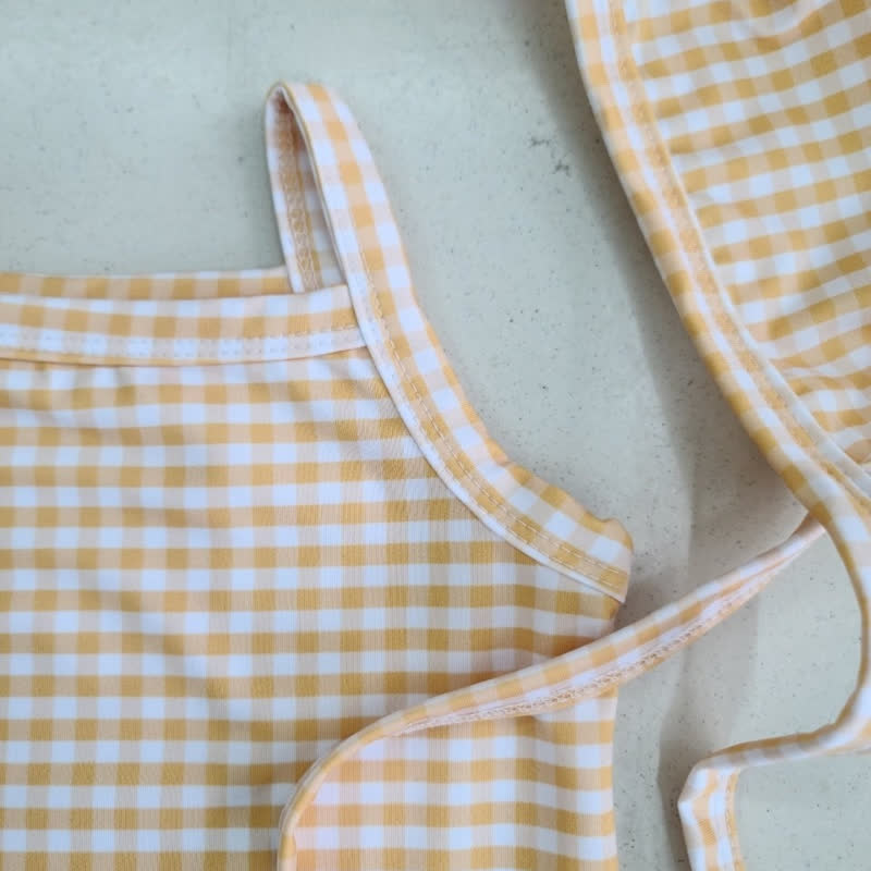 Costume da bagno intero a quadri o a pois per bambina con cuffia inclusa. - image 6