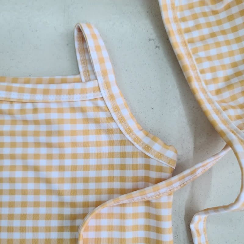 Costume da bagno intero a quadri o a pois per bambina con cuffia inclusa. - image 6