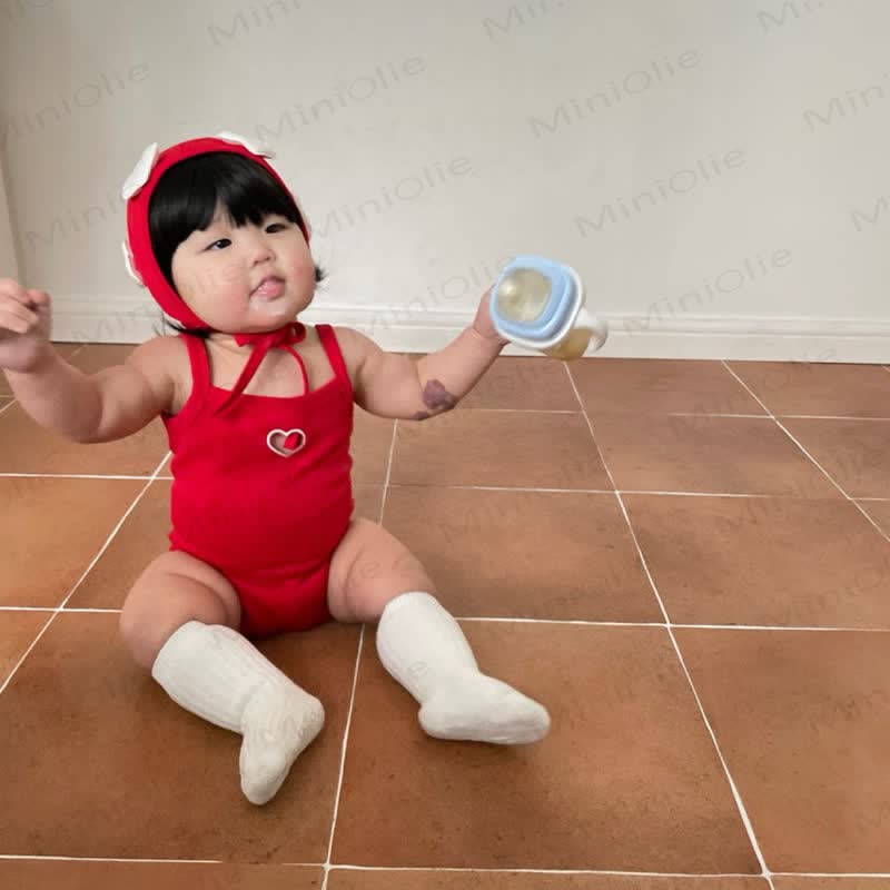 Costume da bagno intero per bambina con stampa a cuoricini e cuffia inclusa. - image 5