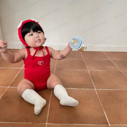 Costume da bagno intero per bambina con stampa a cuoricini e cuffia inclusa. - image 5