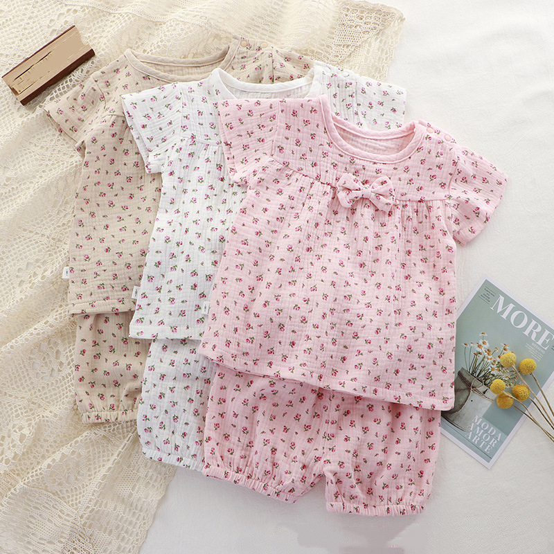 Pigiama da bambina composto da maglietta e pantaloncini con stampa floreale, set di 2 pezzi - image 1