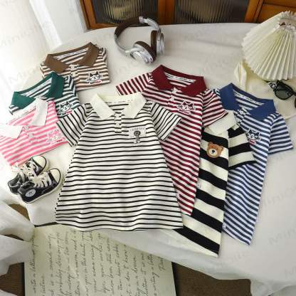Abito polo a righe con stampa animalier/slogan per bambina - image 1