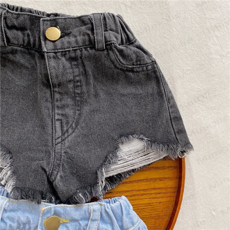 Pantaloncini da bambina in denim lavato a tinta unita con orlo sfrangiato. - image 4