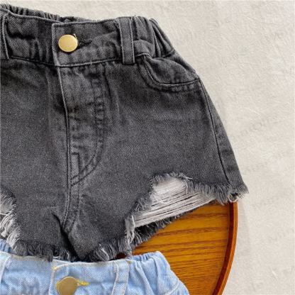 Pantaloncini da bambina in denim lavato a tinta unita con orlo sfrangiato. - image 4