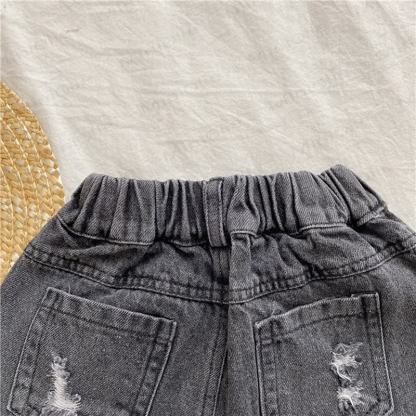 Pantaloncini da bambina in denim lavato a tinta unita con orlo sfrangiato. - image 5