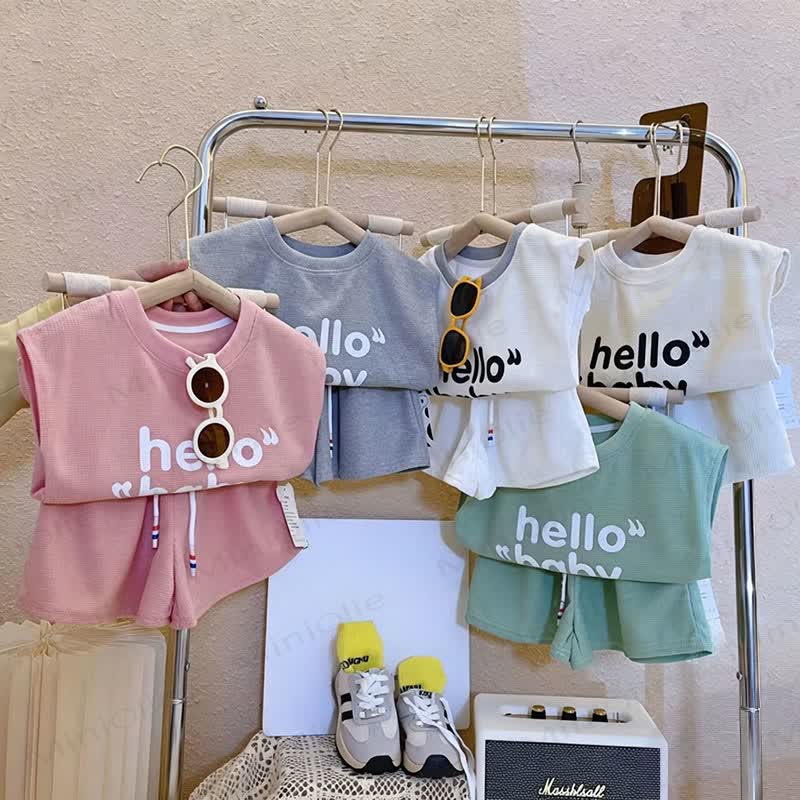 Completo da casa per neonati e bambini composto da maglietta e pantaloncini in maglia a nido d'ape. - image 1