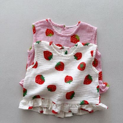 Completo da bambina composto da top a balze con fragole e pantaloncini senza maniche, due pezzi. - image 4