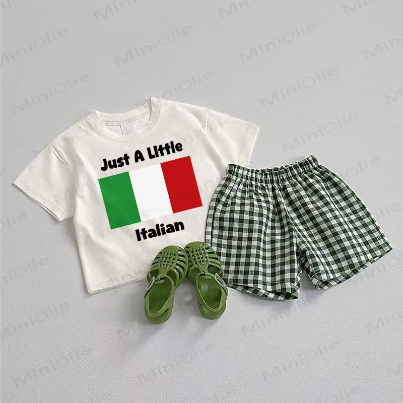 Completo da 2 pezzi per neonati "JUST A LITTLE ITALIAN": maglietta e pantaloncini a quadri. - Bianco e Verde - 3-5T - image 1