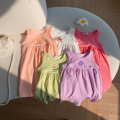 Vestito senza maniche per bambina con ricami a tema frutta. - image 1