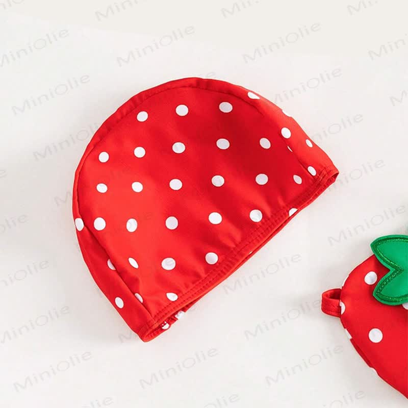 Costume da bagno a due pezzi per bambina con stampa fragole e pois, completo di cuffia. - image 4