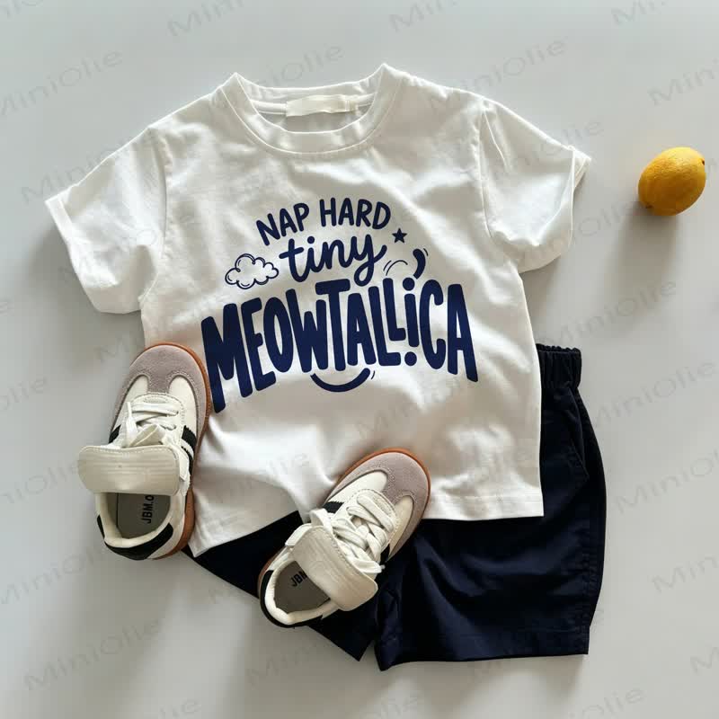 Completo 2 pezzi per neonati e bambini piccoli NAP HARD TINY MEOWTALLICA composto da maglietta e pantaloncini. - Bianco e blu navy - 3-5T - image 1