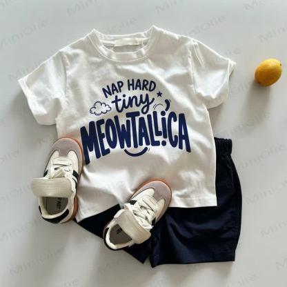 Completo 2 pezzi per neonati e bambini piccoli NAP HARD TINY MEOWTALLICA composto da maglietta e pantaloncini. - Bianco e blu navy - 3-5T - image 1
