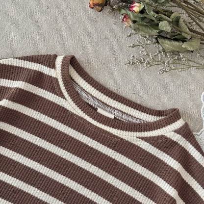 Completo a maniche corte in maglia a righe per neonati - image 6