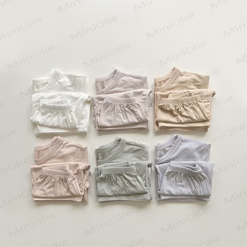 Completo per bambina composto da maglietta e pantaloncini in morbido cotone. - image 1