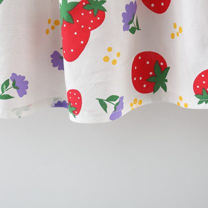 Vestitino con fiocco e stampa di fragole per bambina, completo di cappellino. - image 13