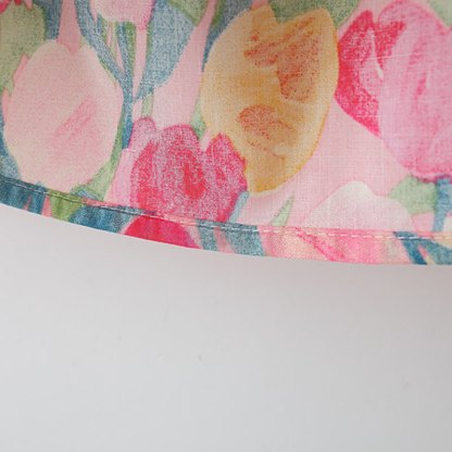 Abito estivo a balze con stampa di tulipani per bambina, completo di cappellino. - image 7
