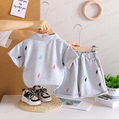Completo da bambino con polo e pantaloncini con stampa pony. - image 4