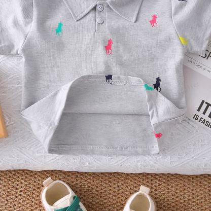 Completo da bambino con polo e pantaloncini con stampa pony. - image 9