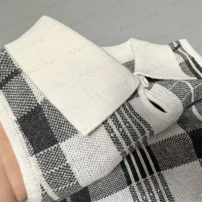 Completo da neonato/a composto da canotta con colletto e pantaloncini a quadri in maglia, due pezzi. - image 3