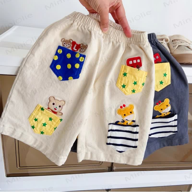Pantaloncini da bambino con tasche applicate e disegni di animali - image 1
