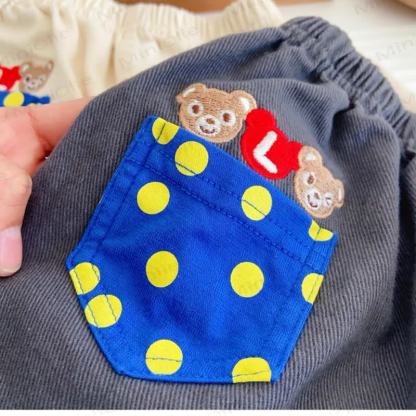 Pantaloncini da bambino con tasche applicate e disegni di animali - image 6