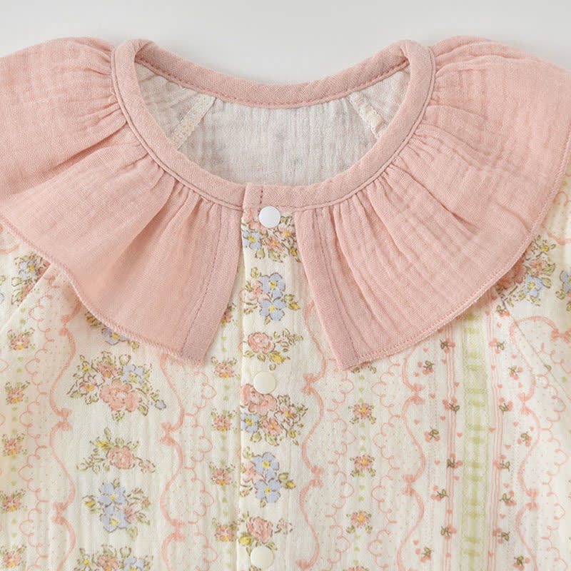 Tutina rosa a fantasia floreale per bambina, con colletto a balze e bottoni sul davanti. - image 3