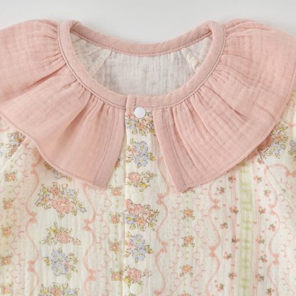 Tutina rosa a fantasia floreale per bambina, con colletto a balze e bottoni sul davanti. - image 3