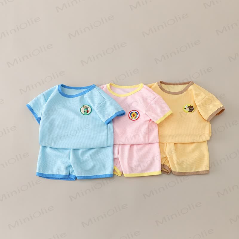 Completo per neonati e bambini composto da maglietta a nido d'ape e pantaloncini con stampa animalier. - image 1