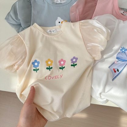 T-shirt estiva da bambina con scollo rotondo e maniche a sbuffo. - image 9