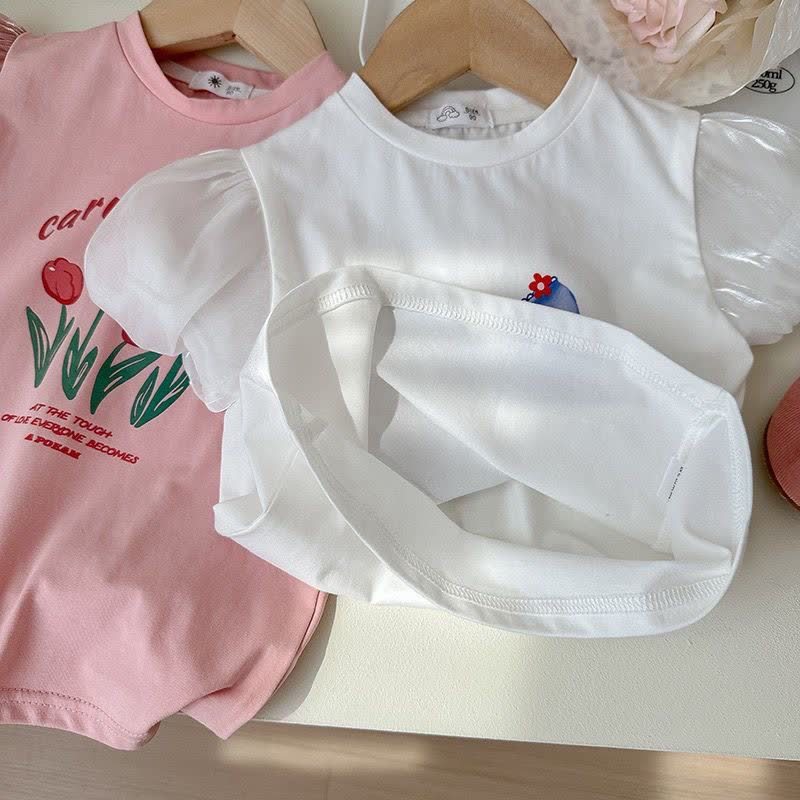 T-shirt estiva da bambina con scollo rotondo e maniche a sbuffo. - image 10