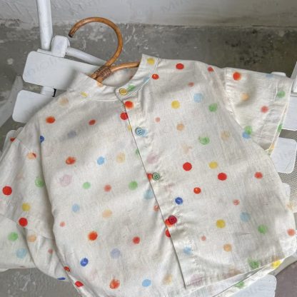 Completo per bambini composto da maglietta a maniche corte con bottoni e pantaloni a due pezzi con pois arcobaleno. - Beige - 6-7T - image 2