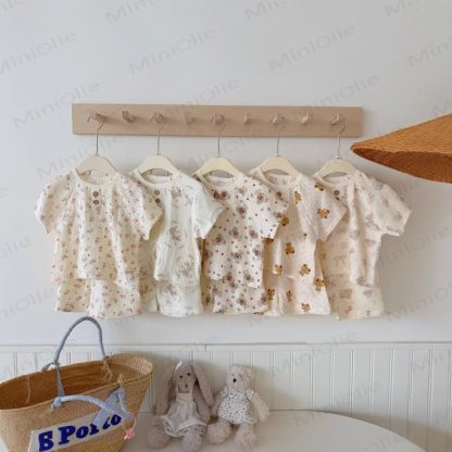 Completo per bambini composto da maglietta e pantaloncini in morbido cotone con stampa animalier. - image 1