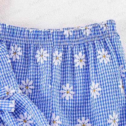 Completo due pezzi composto da canotta e pantaloni a quadretti azzurri con margherite. - image 4