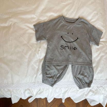 Completo per bambini composto da maglietta e pantaloni da casa in morbido modal con stampa di faccina sorridente, due pezzi. - Grigio chiaro - 4-5T - image 2