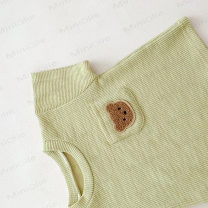 Completo per bambini composto da maglietta a nido d'ape con taschino e pantaloncini in maglia waffle con stampa orsetto. - image 6