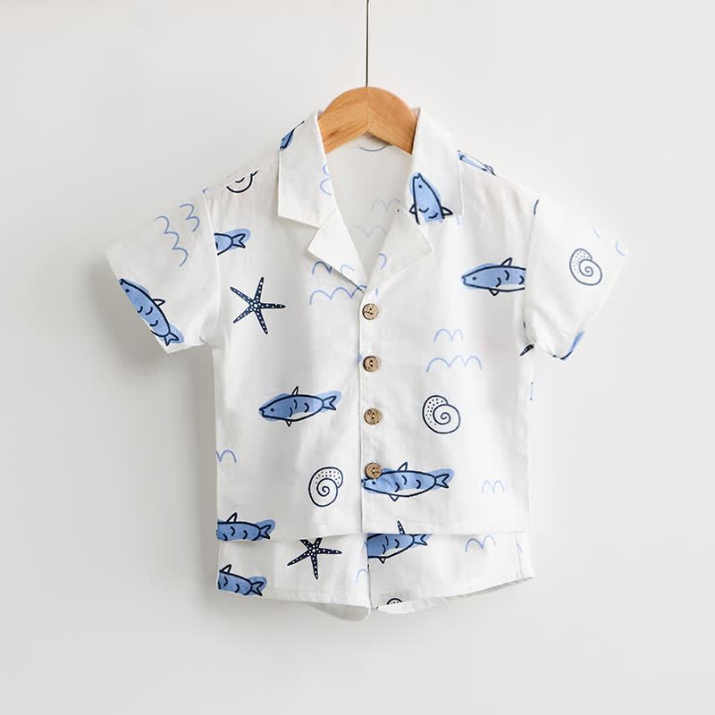 Completo da bambino composto da maglietta e pantaloncini bianchi con stampa di pesci. - image 2