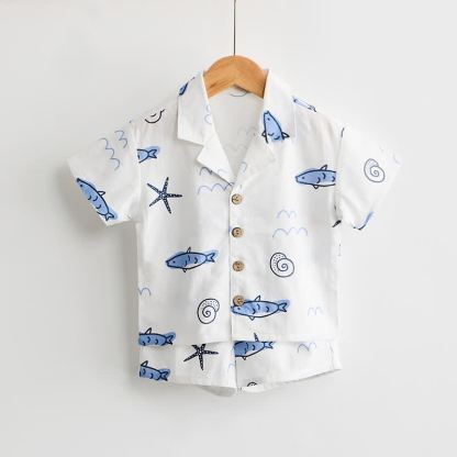 Completo da bambino composto da maglietta e pantaloncini bianchi con stampa di pesci. - image 2
