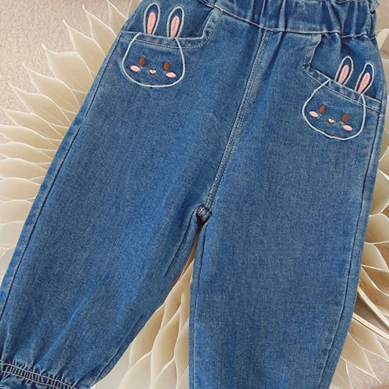 Pantaloni in denim blu con coniglietto ricamato per bambina - image 4
