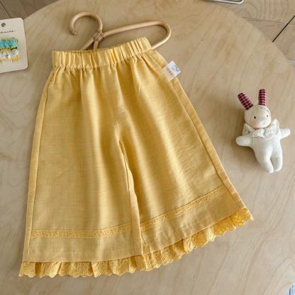 Pantaloni estivi da bambina a tinta unita con bordo in pizzo - Giallo - 6.5-8T - image 2