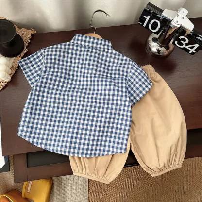 Completo da neonato composto da top a quadretti azzurri con fiocco e pantaloni beige. - image 2