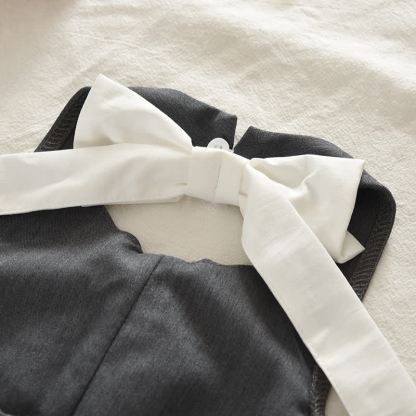 Completo da bambina in stile scolastico, composto da top senza maniche e gonna, due pezzi di colore grigio. - image 4
