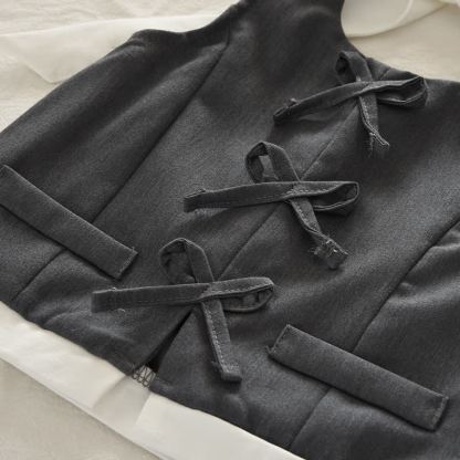 Completo da bambina in stile scolastico, composto da top senza maniche e gonna, due pezzi di colore grigio. - image 5