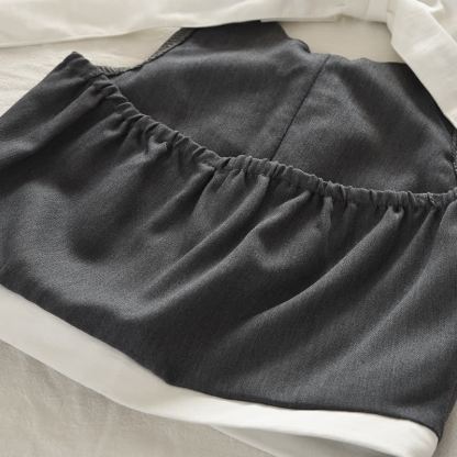 Completo da bambina in stile scolastico, composto da top senza maniche e gonna, due pezzi di colore grigio. - image 6